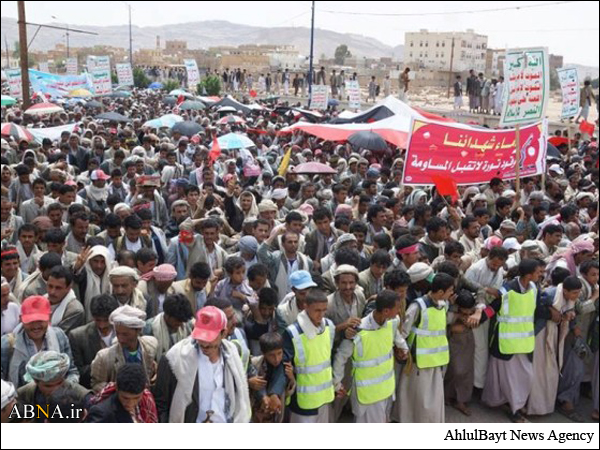 عشرات الآلاف اليمنيين يخرجون في تظاهرة تحت عنوان "دماء شهدائنا وقود ثورة لا تقبل المساومة" + صور