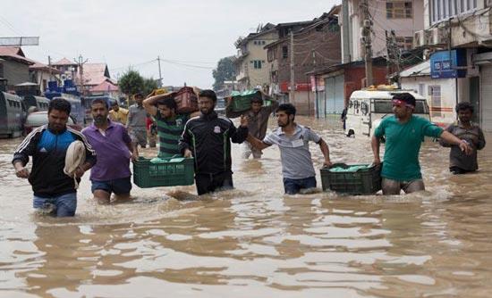 Muslims Rush to Help Flooded Kashmir 