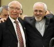 ایرانی وزیر خارجہ کی سرتاج عزیز سے ملاقات، پاکستان اور ایران کا تعلقات مزید مضبوط بنانے پر اتفاق