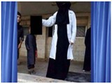  داعش کی قاتل خاتون ڈاکٹرکے ہاتھ میں مقتول کی تصویرآویزاں۔