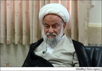 Ayatollah Asefi forderte die Achtung auf die Familien der Opfer der terroristischen Verbrechen.