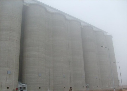 طائرات التحالف تقتل عمالا في صوامع للحبوب شمال سوريا