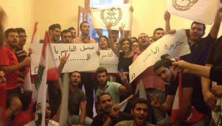 اقتحام مكتب قناة الجزيرة من قبل المتظاهرين في بيروت
