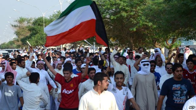 السلطات الكويتية تسقط الجنسية عن اعلامي معارض مع 17 آخرين