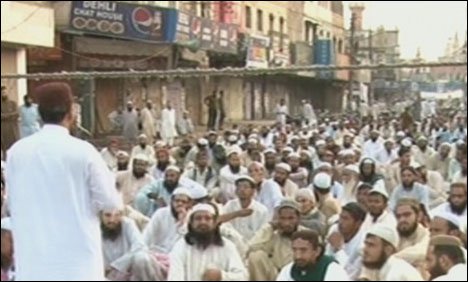 کراچی: گرومندر پر اہلسنت والجماعت کا دھرنا، سڑکوں پر بدترین ٹریفک جام   	