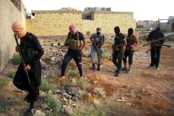 أكثر من 150 من عناصر تنظيم "داعش" الإرهابي يسلمون انفسهم الى القوات الأمنية العراقية بقضاء الطوز