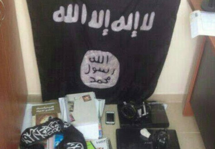 “Policía Incauta Bandera del DAESH y otros Materiales Terroristas en Casa de Profesor Israelí” 