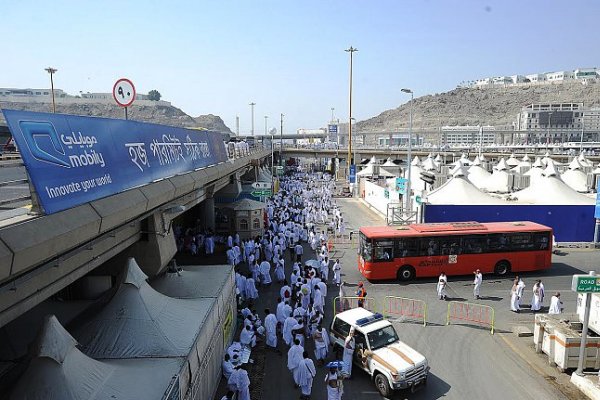 مئات الآلاف من الحجاج يتوافدون على مشعر منى وسط تدابير سعودية لحمايتهم من "إيبولا" و"كورونا"