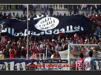 Tribünde dev Tekfirci IŞİD bayrağı / Foto
