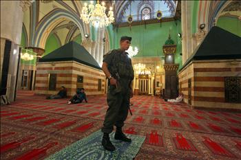 الاحتلال يمنع رفع الأذان فى الحرم الإبراهيمى 60 مرة الشهر الماضى