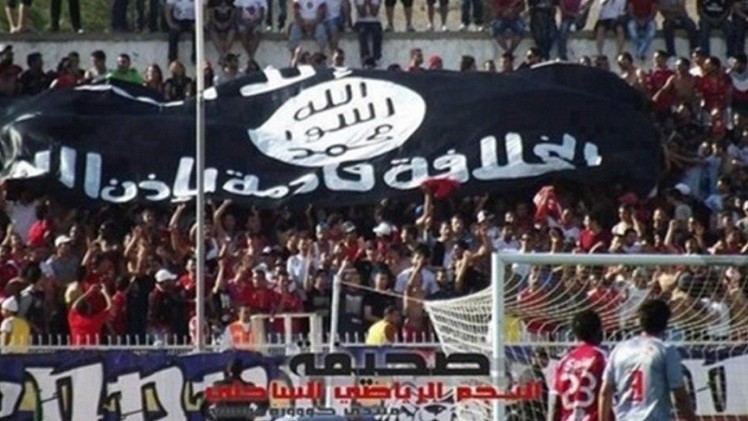 مشجعو كرة القدم يحملون راية داعش ويهتفون تأييدا للتنظيم في المغرب