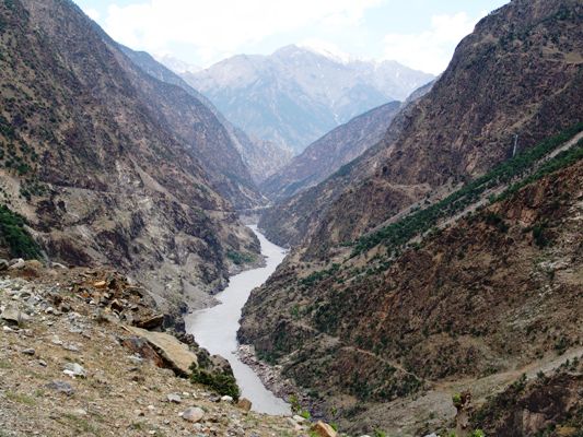 اسکردو، الزہرا کالج کی بس پرنسپل، ڈرائیور، 7 طلبہ سمیت دریائے سندھ میں جا گری