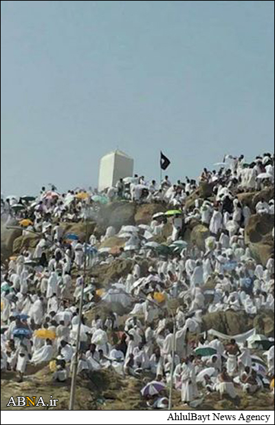 Saudi Arabia: A pilgrim carries ISIL flag at Hajj rituals on Arafat Plain + Pic