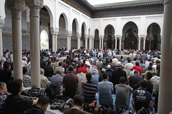 الألاف من مسلمى فرنسا يؤدون صلاة العيد بمسجد باريس الكبير