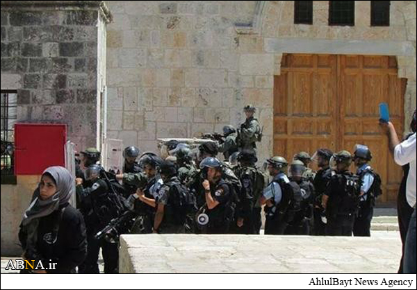 بالصور / شرطة الاحتلال الإسرائيلي تقتحم ساحات المسجد الأقصى وتشتبك مع المصلين المسلمين