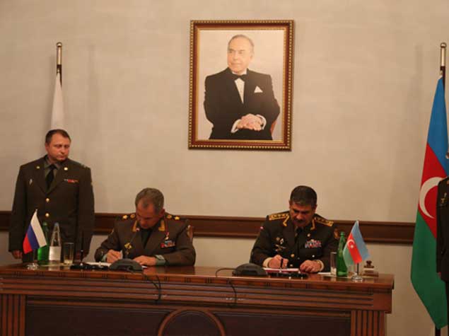  Азәрбаjҹанын мүдафиә назири ҝенерал-полковник Закир Һәсәнов русиjалы һәмкары, орду ҝенералы Серҝеj Шоjгуну гәбул едиб.