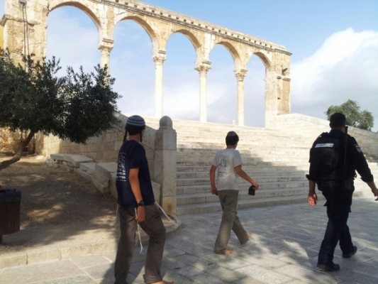 عشرات المستوطنين المتطرفين يقتحمون باحات المسجد الأقصى المبارك