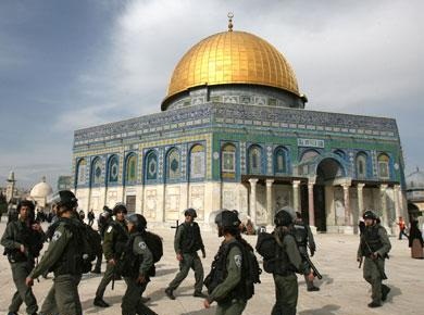 L’occupation assiège al-Aqsa et des centaines de fidèles effectuent la prière de l’aube dans la rue