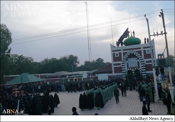 بالصور / رفع راية الحزن بمناسبة عاشوراء الإمام الحسين (ع) في حسينية "بقية الله (عج)" بنيجريا