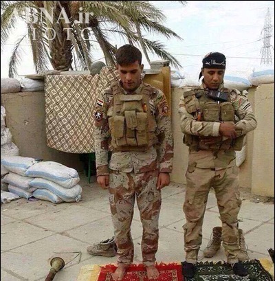 تصویر/ شیعہ و سنی رضاکار کی نماز وحدت کا ثبوت