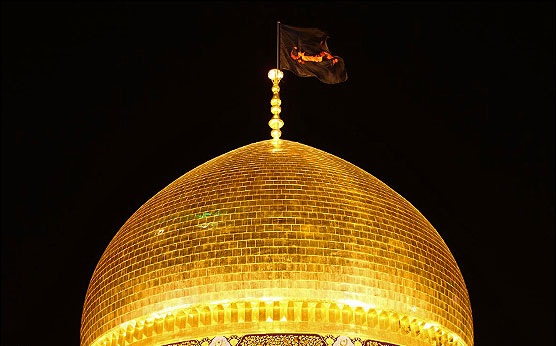 “Las Banderas de Luto Ondean en el Santuario del Imam Hussein (P)”