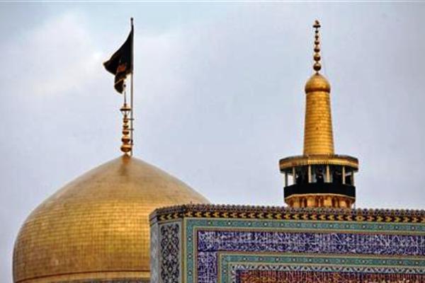 راية العزاء الحسيني ترتفع فوق قبة مرقد الإمام الرضا(ع) 