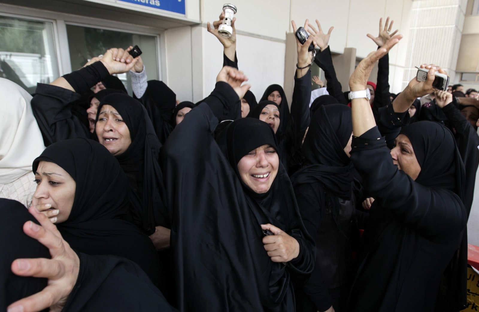 Bahrainische Truppen greifen Trauernde an