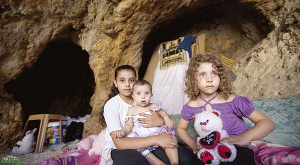 إسرائيل تجبر عائلة فلسطينية على العيش فى "كهف" بعد هدم منزلها