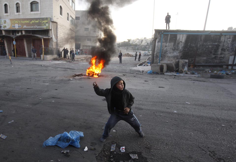 “El Código Penal Israelí Contemplará  Penas hasta de 20 Años contra los Palestinos que Arrojen Piedras Contra sus Tropas”