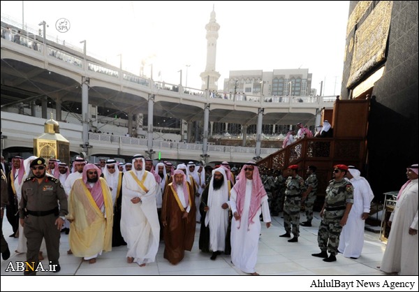 بالصور / غسل الکعبة المشرفة بماء الورد الإیراني