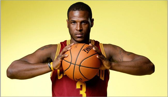 لاعب سلة أمریكي شهير يعتنق الاسلام
