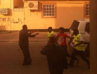 حملة مداهمات واعتقالات تطال أكثر من 10 مناطق في البحرین تشمل عوائل الشهداء