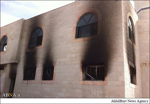 Israeli settlers burn mosque in West Bank / Pics