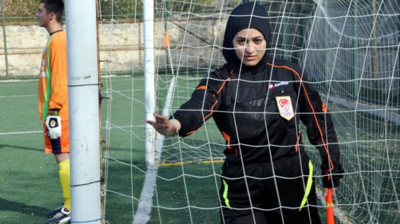 الصور / أول فتاة محجبة تدير مباراة كرة القدم في تركيا
