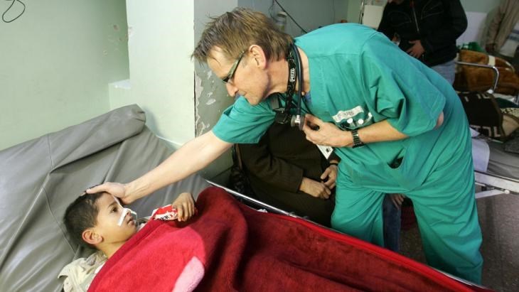 Israeli occupation bans Norwegian doctor from Gaza for life