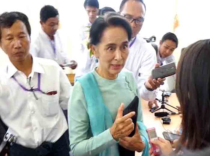 သူရဦးေရႊမန္း၏ ဖြဲ႔စည္းပံုျပင္ဆင္ေရး ေျပာဆိုခ်က္ ေဒၚေအာင္ဆန္းစုၾကည္ လက္ခံ