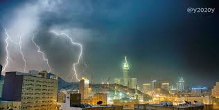 سعودی عرب میں نماز استسقاء کے بعدگرج چمک کیساتھ بارش+ تصویر