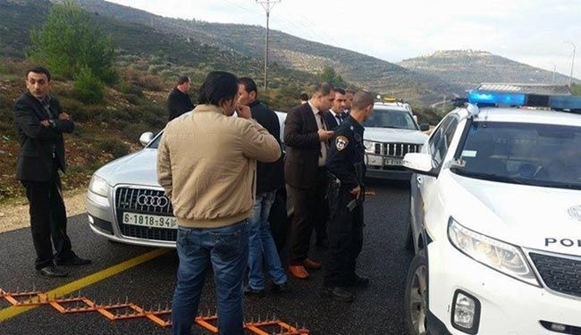 رئيس الوزراء الفلسطيني بين يدي شرطي اسرائيلي