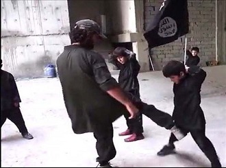 IŞİD’in çocuk savaşçı kampı / Video
