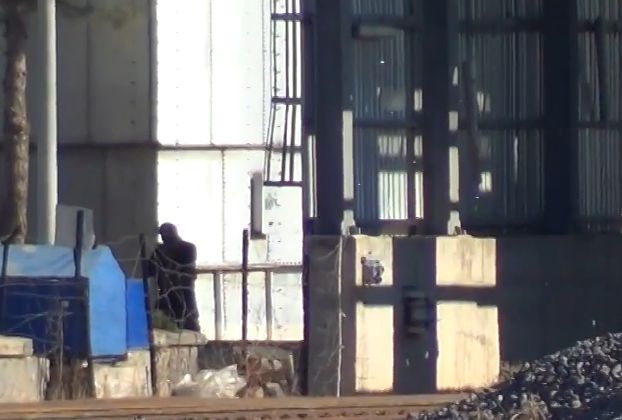 فيديو يظهر فيه قناص من داعش يطلق النار من داخل الاراضي التركية