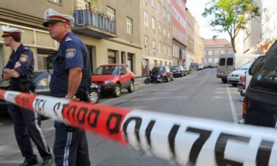 900 Austrian police raid mosques 