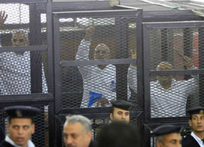 حكم بالسجن 3 سنوات على مرشد الإخوان و25 آخرين بتهمة إهانة المحكمة