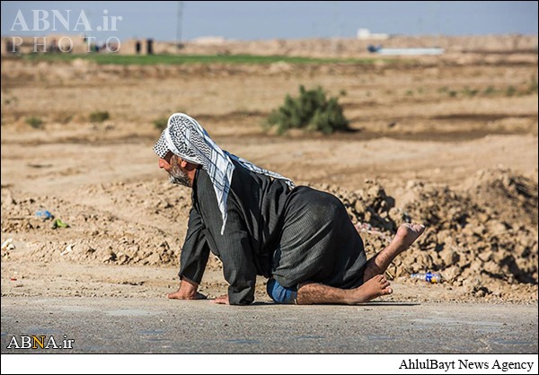 الصور / حب الامام الحسين (ع) يجعل الانسان ان يمشي على ركبته 