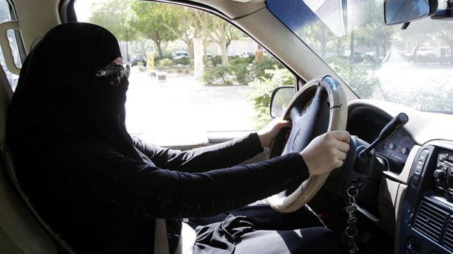 2 Saudi women held 6 days for driving