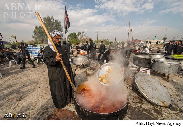 Photos: Iraqis Serving Pilgrims of Imam Hussain (AS)