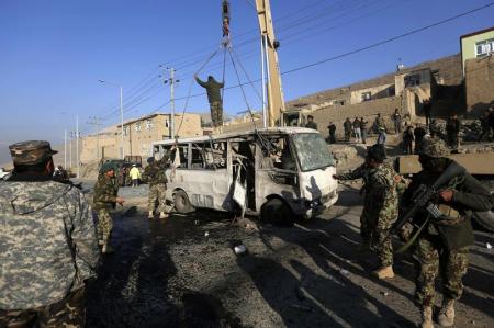 انتحاري يفجر نفسه على جنود أفغان ويقتل ويصيب 17 في كابول