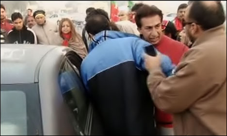 لاہور میں پی ٹی آئی کا احتجاج، دفتر جانے والوں کی پٹائی