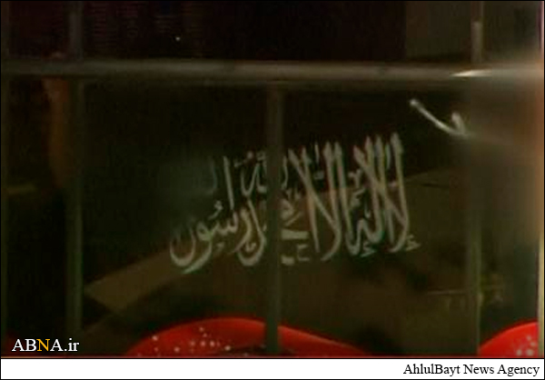 صور/مسلح يحتجز رهائن في مقهى ويجبرهم على رفع علم داعش عبر النافذة في سيدني