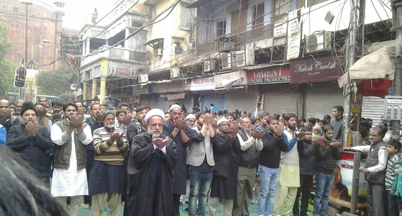  अक़ीदत के साथ मनाया गया चेहलुम, सड़कों पर अदा हुई ज़ोहर की नमाज़। 