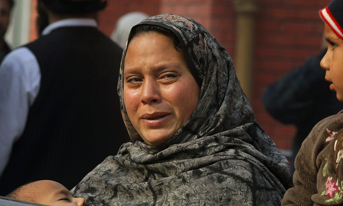 تصویری رپورٹ: سانحہ پشاور؛ ہر آنکھ اشک بار